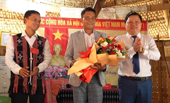 Lãnh đạo xã Avương đến dự tặng hoa chúc mừng Trưởng thôn được bầu nhiệm kỳ 2025 - 2030. Ảnh: HIỀN THÚY