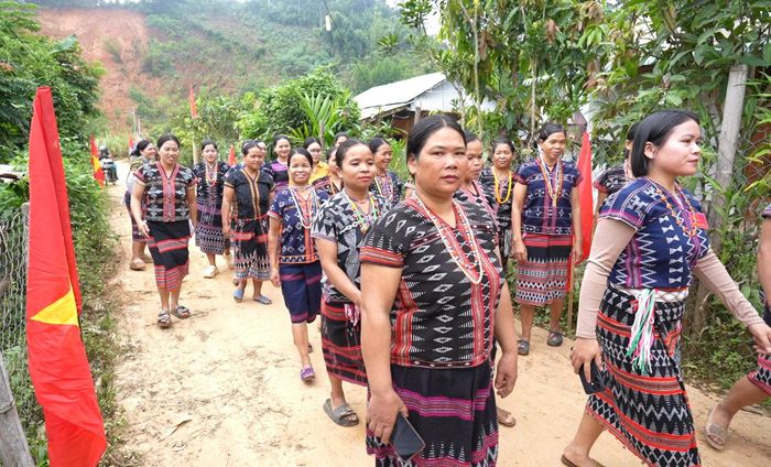Cử tri đại diện cho các hộ gia đình tại thôn Bhloóc (xã Avương) đến điểm bầu cử từ sáng sớm trong trang phục truyền thống. Ảnh: HIỀN THÚY