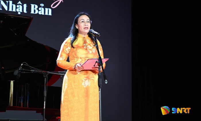 Phó Chủ tịch UBND thành phố Nguyễn Thị Anh Thi phát biểu tại chương trình hòa nhạc tối 25/10. Ảnh: KHÁNH LINH