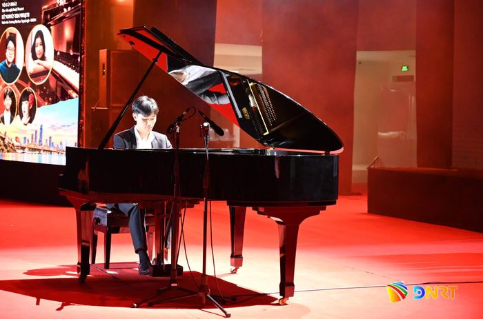 Chương trình hòa nhạc có sự tham gia của các nghệ sĩ nổi tiếng và các tài năng trẻ âm nhạc thành phố. Ảnh: KHÁNH LINH