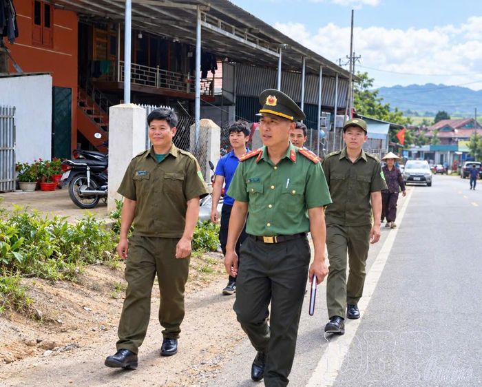 Công an xã Pu Nhi phối hợp với lực lượng cơ sở tuần tra, bảo đảm an ninh trật tự địa bàn.