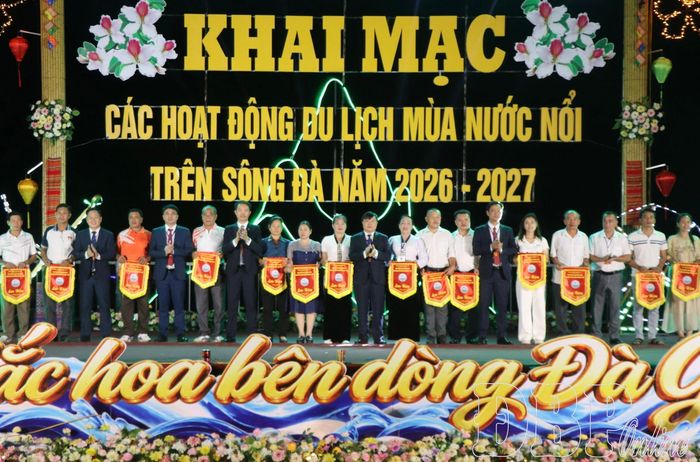 Ban Tổ chức trao cờ lưu niệm cho các đoàn, đơn vị tham gia các hoạt động Du lịch mùa nước nổi trên sông Đà.