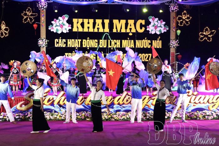 Tiết mục tại chương trình nghệ thuật “Sắc hoa bên dòng Đà Giang”.