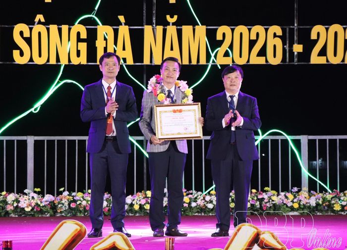 Lãnh đạo phường Mường Lay trao giải cho tác giả đạt giải Cuộc thi sáng tác biểu trưng (logo) phường Mường Lay.