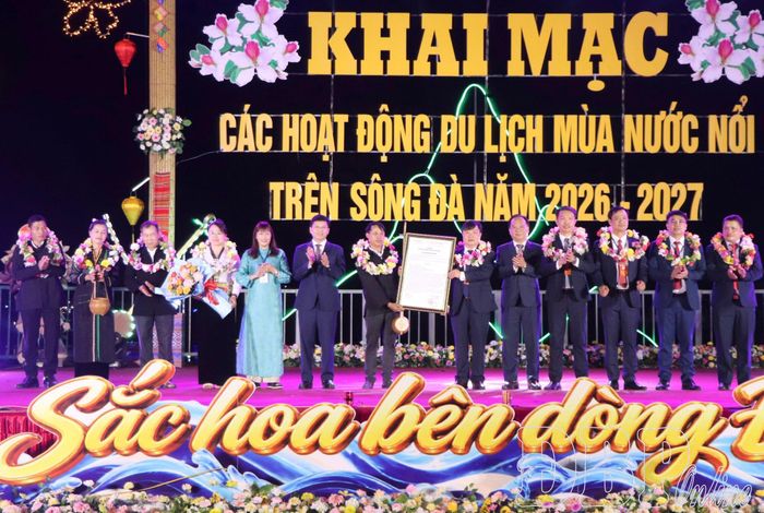 Lễ công bố và trao Quyết định của UBND tỉnh về việc công nhận điểm du lịch Bản Quan Chiêng, phường Mường Lay.