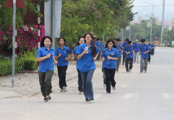 Ngay sau lễ ra quân, học sinh, sinh viên Trường Cao đẳng Điện Biên và Trường THPT Phan Đình Giót tham gia chạy hưởng ứng tại khu vực đường 7 tháng 5.