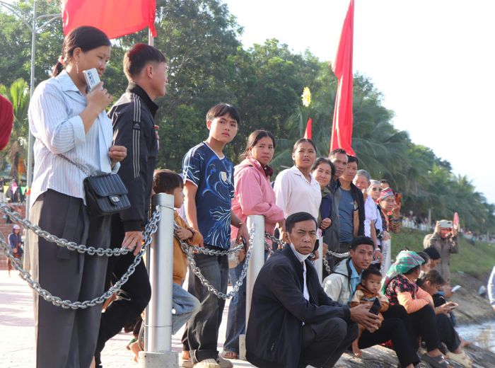 Đông đảo người dân, du khách theo dõi, cổ vũ các đội đua.