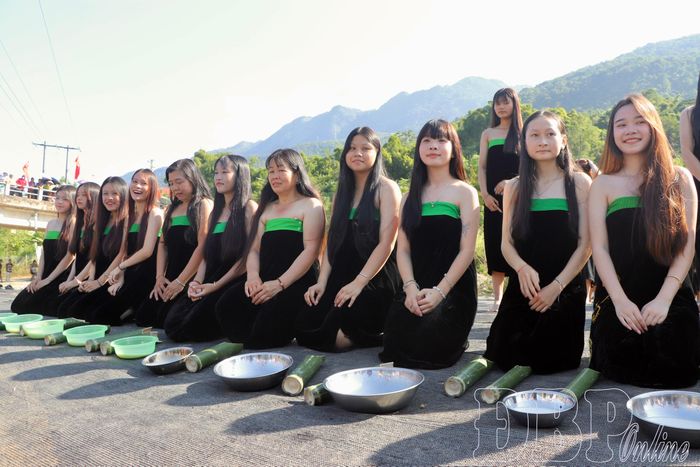 Phụ nữ, thiếu nữ dân tộc Thái cùng tham gia Lễ gội đầu truyền thống.