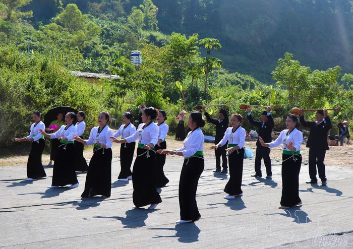 Thành viên Câu lạc bộ Bảo tồn Văn hóa dân tộc Thái phường Mường Lay biểu diễn múa truyền thống tại chương trình.