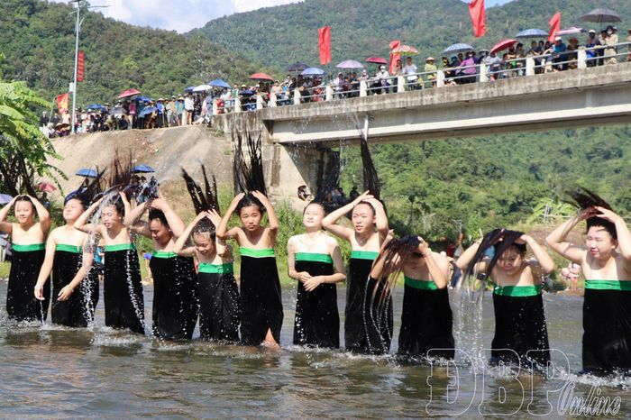 Các cô gái dân tộc Thái thực hiện nghi thức gội đầu truyền thống.