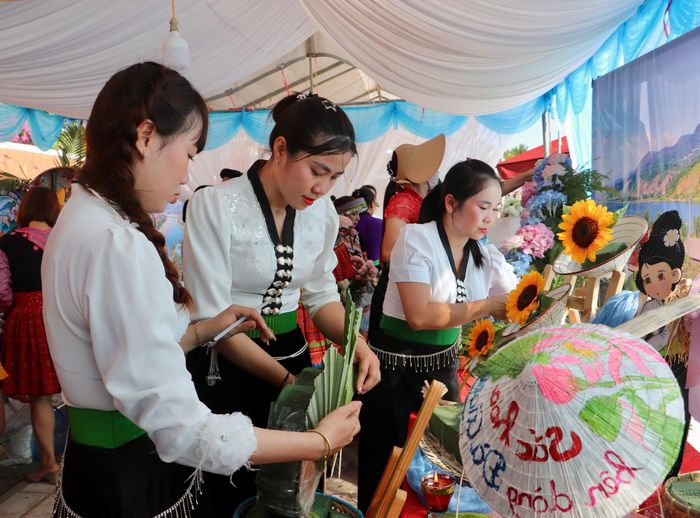 Các đội tập trung hoàn thiện tác phẩm theo chủ đề quê hương, con người Mường Lay và dòng Đà Giang.