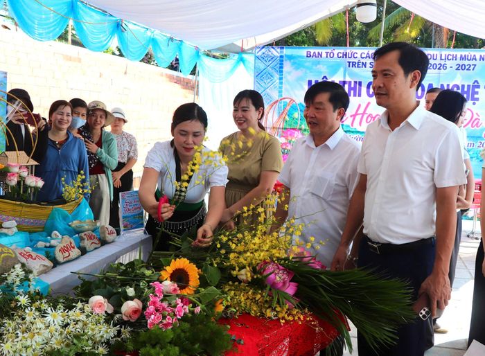 Đại biểu tham quan việc thực hiện tác phẩm tại Hội thi cắm hoa nghệ thuật Sắc hoa bên dòng Đà Giang.