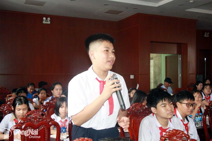 Thành viên Hội đồng Trẻ em thành phố trao đổi ý kiến tại kỳ họp. Ảnh: Nga Sơn