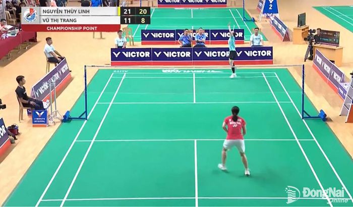 Tay vợt Nguyễn Thùy Linh (thành phố Đồng Nai) trong trận chung kết gặp Vũ Thị Trang (Thành phố Hồ Chí Minh) trong trận chung kết đơn nữ Giải Cầu lông các cây vợt xuất sắc quốc gia 2026. Ảnh chụp màn hình