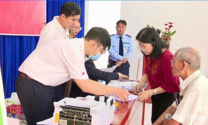 Người dân nhận tiền đền bù thực hiện Dự án đường giao thông hai bên bờ sông Bảo Định.