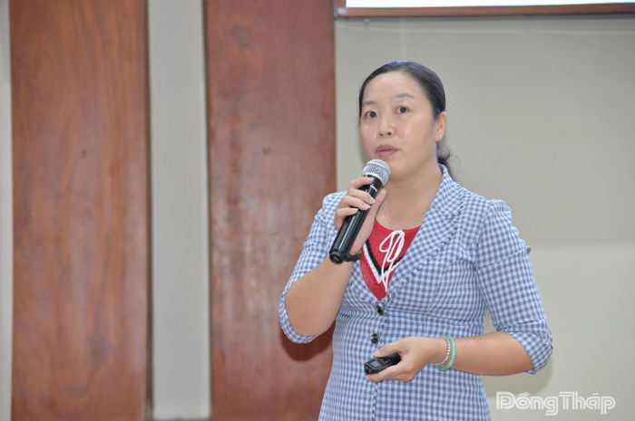 Thạc sĩ Lê Thị Hồng Nhớ báo cáo tại lớp tập huấn.