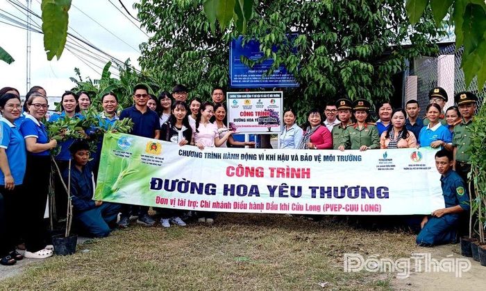 Ra quân trồng 1.000 cây xanh trên các tuyến đường nông thôn mới thuộc ấp Chợ và ấp Vàm Kinh.
