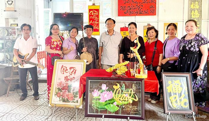Giao lưu với Câu lạc bộ Đờn ca tài tử xã Mỹ Đức Tây.