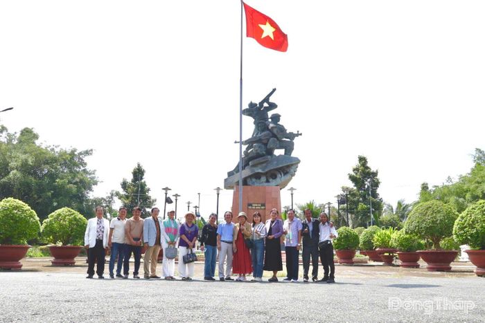 Đoàn tìm hiểu tại Di tích Chiến thắng Ấp Bắc.