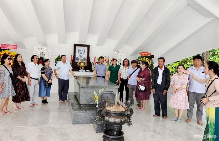 Văn nghệ sĩ tại Di tích lịch sử Mộ cụ Phó bảng Nguyễn Sinh Sắc (phường Cao Lãnh).