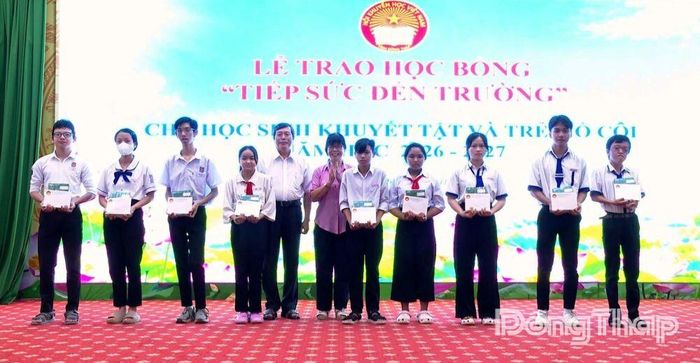 Ban Tổ chức trao học bổng cho học sinh có hoàn cảnh khó khăn.