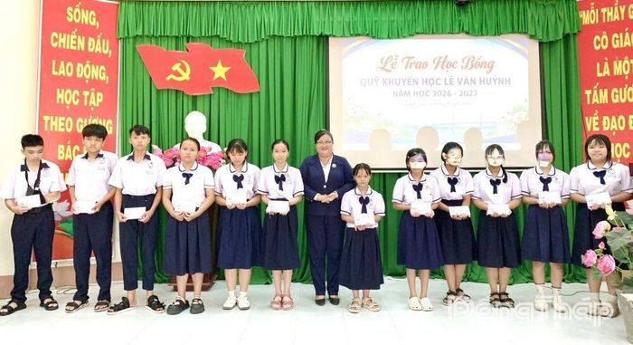 Phó Chủ tịch UBND phường Cao Lãnh Hồ Huệ Thu Hằng trao học bổng cho học sinh.