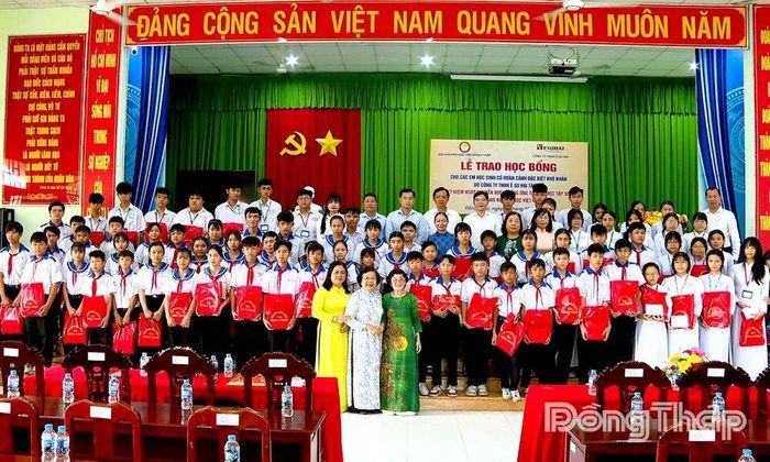 Trao 75 suất học bổng, mỗi suất 2 triệu đồng, tổng trị giá 150 triệu đồng. 