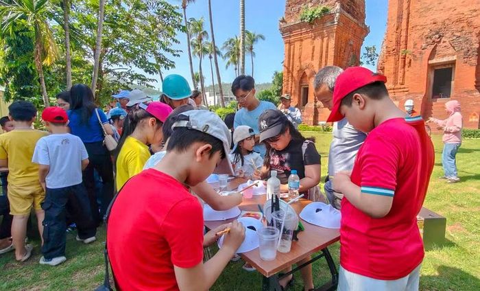  Trải nghiệm vẽ mặt nạ hát bội. Ảnh: Ngọc Nhuận 