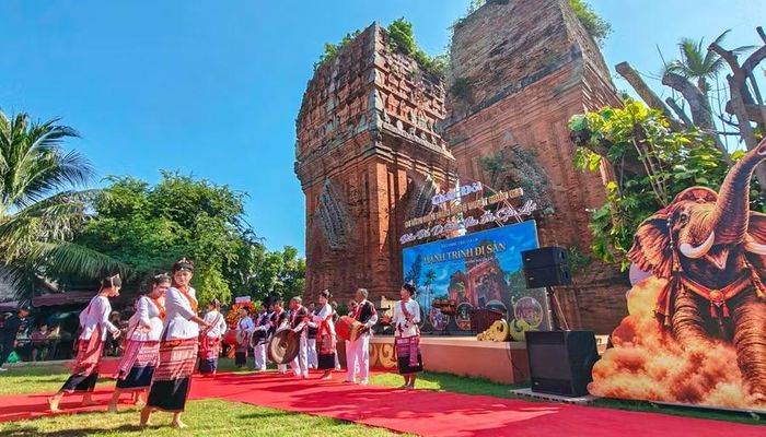  Đoàn nghệ nhân Chăm H’roi xã Vân Canh trình diễn. Ảnh: Ngọc Nhuận 