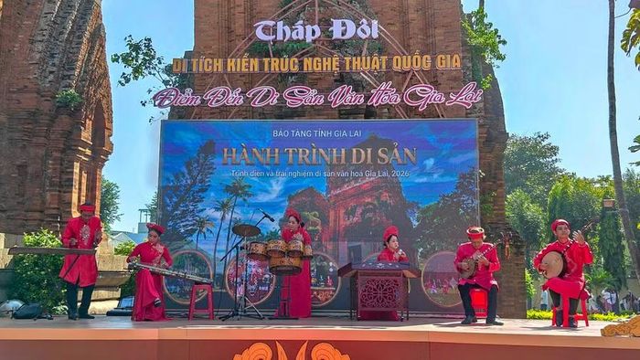  Hòa tấu nhạc cụ dân tộc. Ảnh: Ngọc Nhuận 