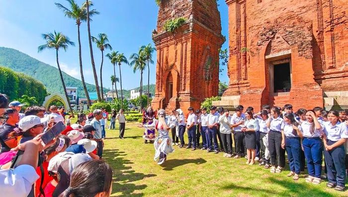  Giới thiệu phục trang, vũ đạo, hóa trang nghệ thuật hát bội Bình Định. Ảnh: Ngọc Nhuận 
