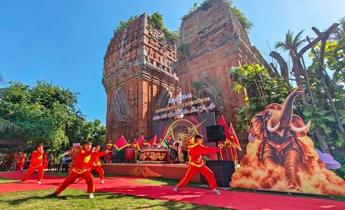  Biểu diễn võ cổ truyền Bình Định trên nền nhạc trống trận Tây Sơn hào hùng. Ảnh: Ngọc Nhuận 