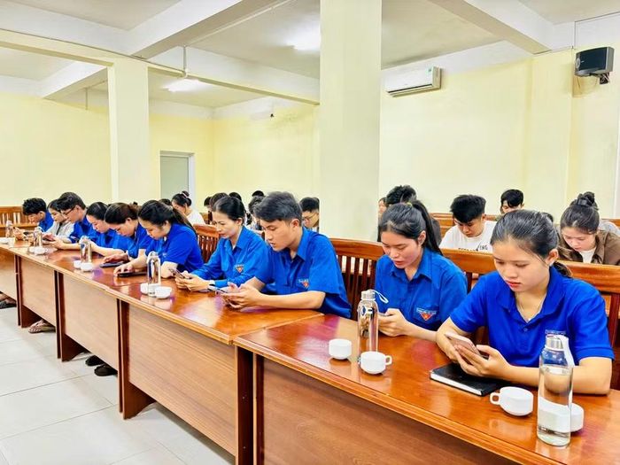 Đoàn viên, thanh niên được kiểm tra kiến thức theo hình thức trắc nghiệm tại buổi phỏng vấn. Ảnh: Quý Trang