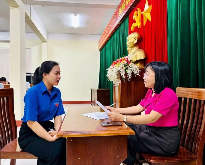 Ban tổ chức phỏng vấn kiểm tra kiến thức, kỹ năng của các tình nguyện viên. Ảnh: Quý Trang