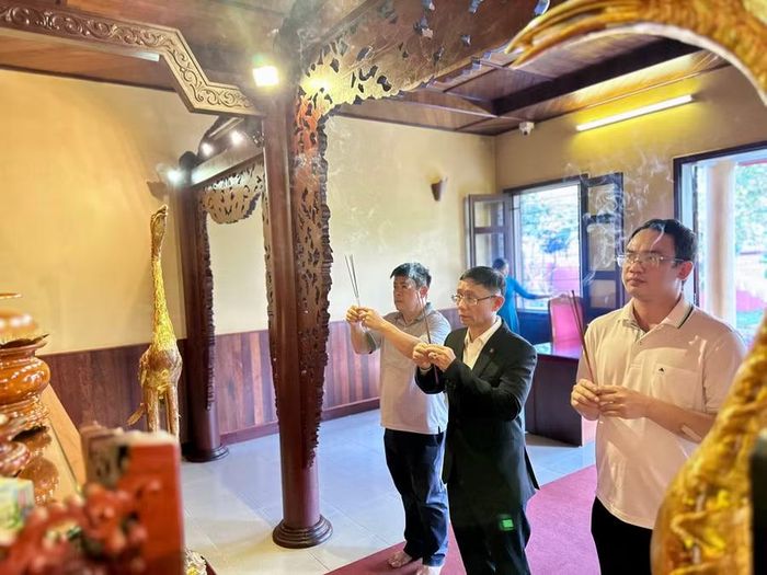  Đoàn đại biểu Trung tâm Võ thuật cổ truyền Bình Định dâng hương Chủ tịch Hồ Chí Minh tại nơi thờ Bác. Ảnh: Hà Duy 