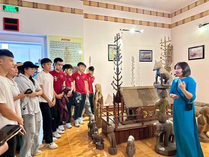  Các thành viên của Trung tâm Võ thuật cổ truyền Bình Định thích thú trước các hiện vật được trưng bày tại Bảo tàng Pleiku. Ảnh: Hà Duy 