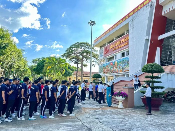  Đoàn đại biểu Trung tâm Võ thuật cổ truyền Bình Định tham quan và tìm hiểu lịch sử tại Bảo tàng Pleiku. Ảnh: Hà Duy 