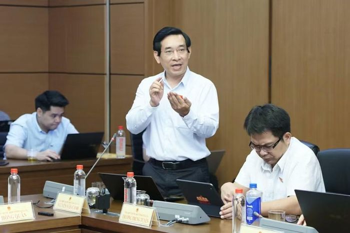 ĐB Nguyễn Văn Cảnh cho rằng quy định phân loại chất thải rắn sinh hoạt cần hướng đến sự đơn giản, trực quan để người dân dễ nhận biết và thực hiện. Ảnh: Đoàn ĐBQH tỉnh Gia Lai