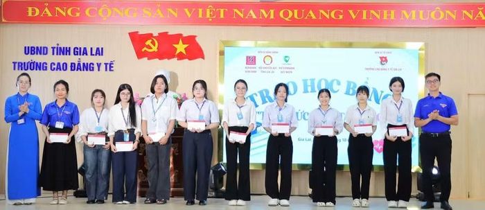 Trao học bổng cho sinh viên tại chương trình. Ảnh: Đơn vị cung cấp