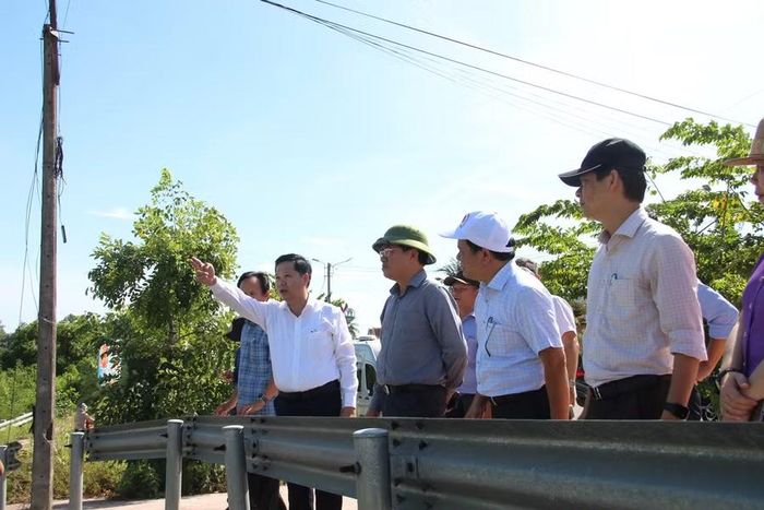 Chủ tịch UBND tỉnh Phạm Anh Tuấn (thứ 3 từ phải sang) thị sát khu vực dự kiến sẽ xây dựng đập dâng Kim Sơn. Ảnh: Trọng Lợi