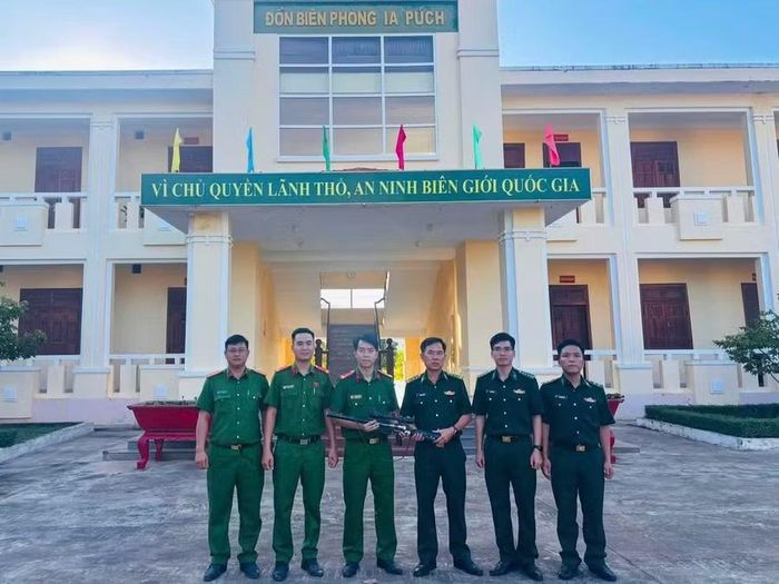  Đồn Biên phòng Ia Púch bàn giao khẩu súng tự chế do người dân tự nguyện giao nộp cho Công an xã Ia Púch. Ảnh: ĐVCC 