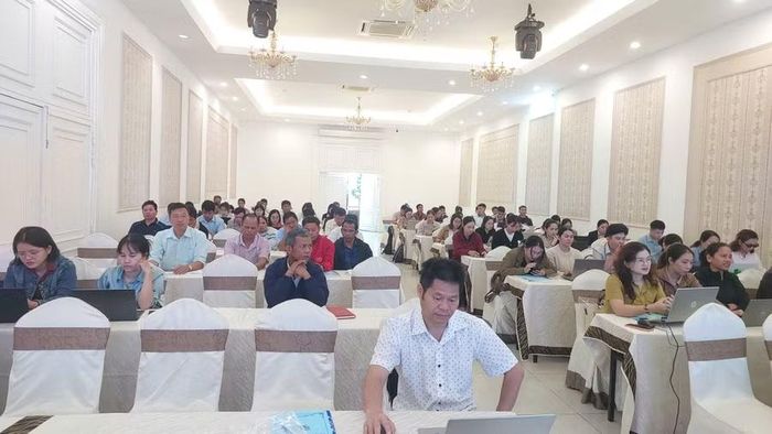 Cán bộ, công chức các xã tham gia lớp tập huấn. Ảnh: Nguyễn Diệp