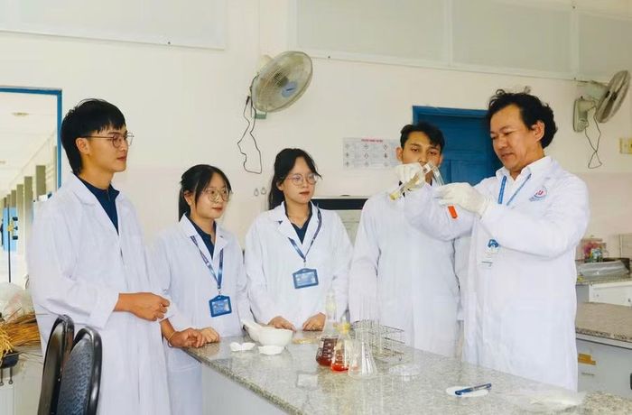 TS. Nguyễn Thanh Liêm hướng dẫn sinh viên thực hành tại phòng thí nghiệm. Ảnh: Hồ Điểm
