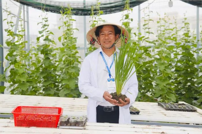 TS. Nguyễn Thanh Liêm tại vườn thực nghiệm cây trồng. Ảnh: Hồ Điểm