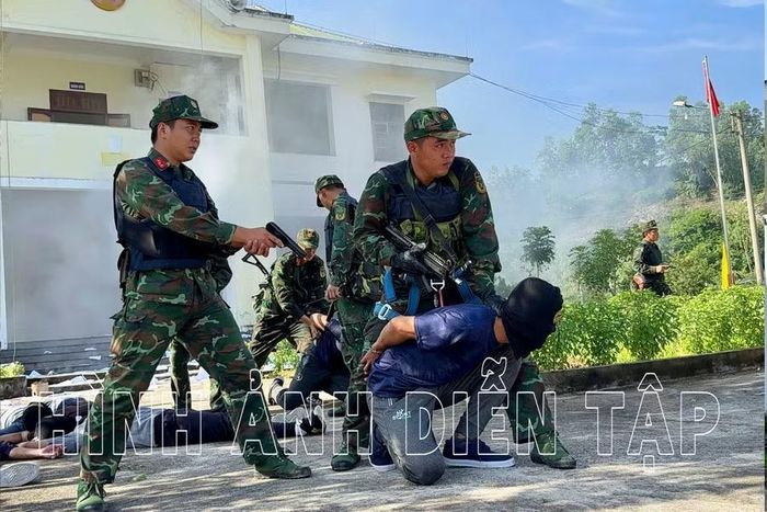  Cán bộ, chiến sĩ Đại đội Trinh sát cơ giới 1 thực hành khống chế đối tượng có vũ trang trong tình huống diễn tập giải cứu con tin. Ảnh: Anh Tuấn 