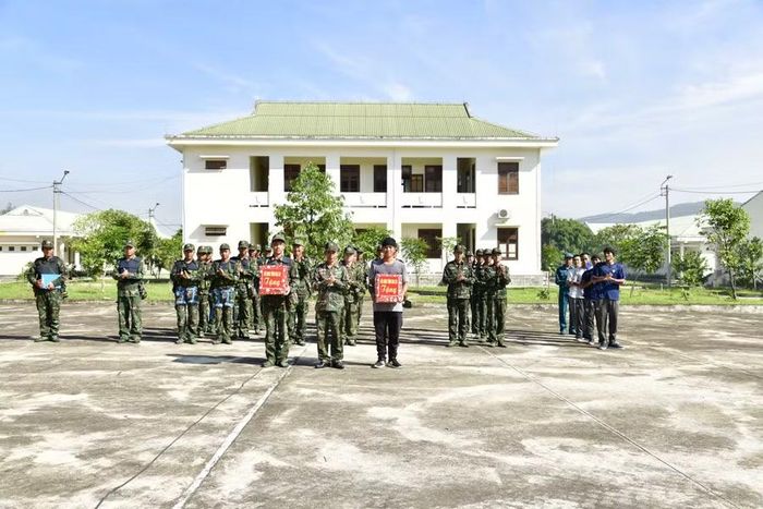  Tặng quà động viên các lực lượng tham gia diễn tập phương án đánh chiếm mục tiêu, giải cứu con tin. Ảnh: Anh Tuấn 
