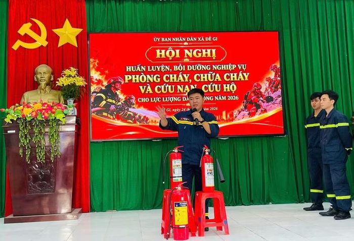  Hướng dẫn thực hành các biện pháp PCCC và CNCH. Ảnh: ĐVCC 