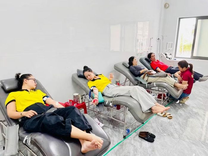 Tình nguyện viên và người dân tham gia hiến máu tình nguyện sáng 24-10. Ảnh: Như Nguyện