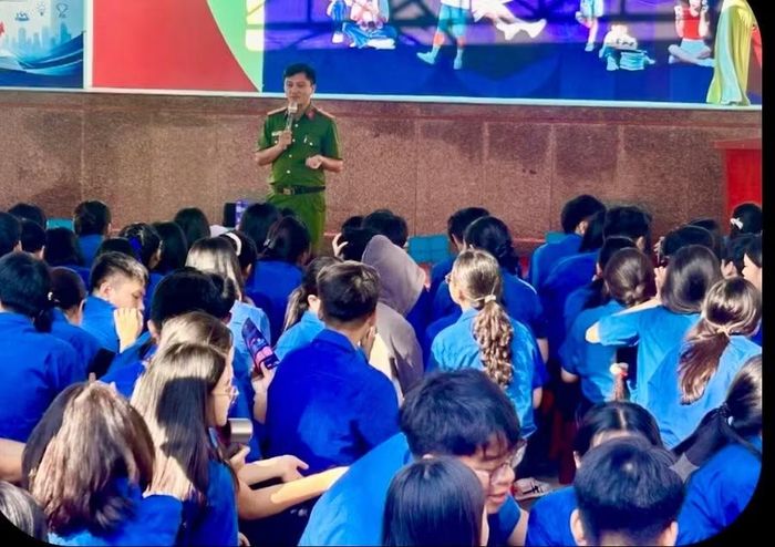  Cán bộ Phòng Cảnh sát điều tra tội phạm về ma túy (Công an tỉnh Gia Lai) phân tích về tác hại của ma túy. Ảnh: Nhật Linh 