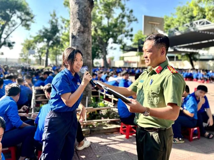  Các em học sinh hào hứng tham gia trả lời các câu hỏi tình huống về việc bản thân, bạn bè bị quấy rối, đe dọa, dụ dỗ, ép buộc cung cấp thông tin cá nhân hoặc phát tán hình ảnh riêng tư. Ảnh: Nhật Linh 